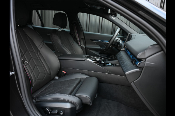 BMW 5 Serie Touring 530e xDRIVE | M-SPORT PRO | HARMAN / KARDON | COMFORT ACCESS | TREKHAAK | SHADOW-LINE | DAB+ | ICONIC GLOW | ADAPTIVE LE