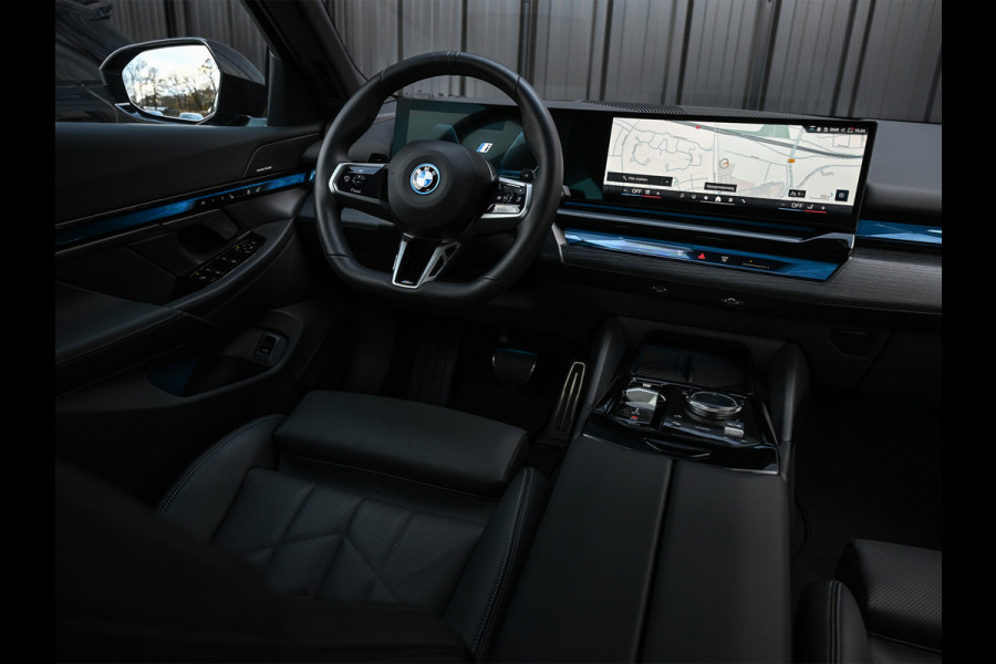 BMW 5 Serie Touring 530e xDRIVE | M-SPORT PRO | HARMAN / KARDON | COMFORT ACCESS | TREKHAAK | SHADOW-LINE | DAB+ | ICONIC GLOW | ADAPTIVE LE