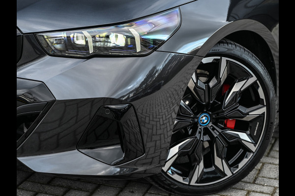 BMW 5 Serie Touring 530e xDRIVE | M-SPORT PRO | HARMAN / KARDON | COMFORT ACCESS | TREKHAAK | SHADOW-LINE | DAB+ | ICONIC GLOW | ADAPTIVE LE