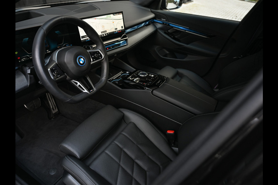 BMW 5 Serie Touring 530e xDRIVE | M-SPORT PRO | HARMAN / KARDON | COMFORT ACCESS | TREKHAAK | SHADOW-LINE | DAB+ | ICONIC GLOW | ADAPTIVE LE