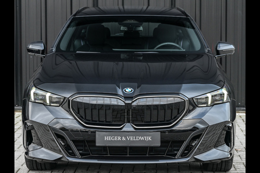 BMW 5 Serie Touring 530e xDRIVE | M-SPORT PRO | HARMAN / KARDON | COMFORT ACCESS | TREKHAAK | SHADOW-LINE | DAB+ | ICONIC GLOW | ADAPTIVE LE