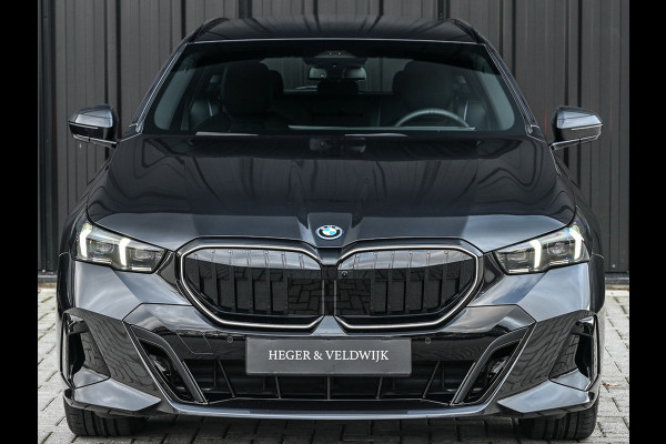BMW 5 Serie Touring 530e xDRIVE | M-SPORT PRO | HARMAN / KARDON | COMFORT ACCESS | TREKHAAK | SHADOW-LINE | DAB+ | ICONIC GLOW | ADAPTIVE LE