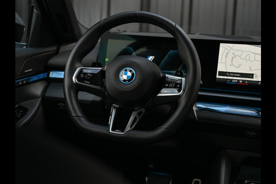 BMW 5 Serie Touring 530e xDRIVE | M-SPORT PRO | HARMAN / KARDON | COMFORT ACCESS | TREKHAAK | SHADOW-LINE | DAB+ | ICONIC GLOW | ADAPTIVE LE