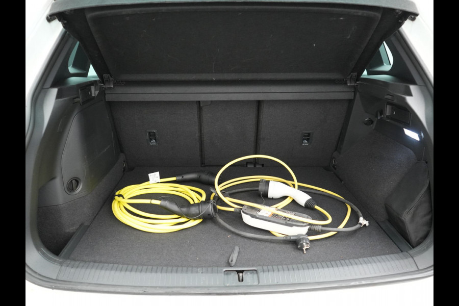 Volkswagen Tiguan 1.4 TSI eHybrid R-Line Business+ Plug In Hybrid 245pk Dealer O.H. PHEV | Panodak | Adaptive Cruise | 360 Camera | IQ Light | Lederen Stoelen Memory & Verwarmd | Apple Carplay | Stuur Verwarmd | Sfeerverlichting | Virtual | Navigatie | Blis | DAB |