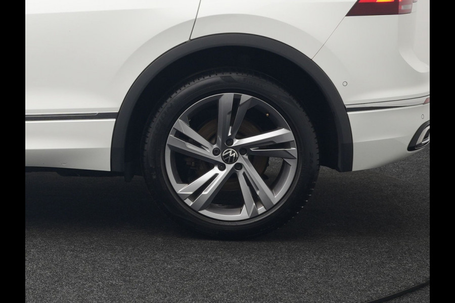 Volkswagen Tiguan 1.4 TSI eHybrid R-Line Business+ Plug In Hybrid 245pk Dealer O.H. PHEV | Panodak | Adaptive Cruise | 360 Camera | IQ Light | Lederen Stoelen Memory & Verwarmd | Apple Carplay | Stuur Verwarmd | Sfeerverlichting | Virtual | Navigatie | Blis | DAB |