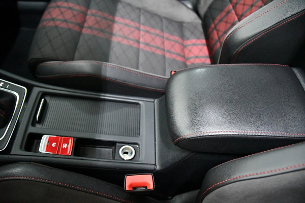 Volkswagen Golf 2.0 TSI GTI TCR Pano Keyless