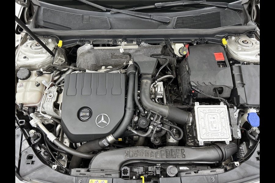 Mercedes-Benz A-Klasse 160 Business Solution AMG 5 Spaaks lichtmetalen velgen AMG | MUBX wide screen | Navigatie | Parking support met camera achter | Inclusief 24 maanden MB Certified garantie voor Europa.