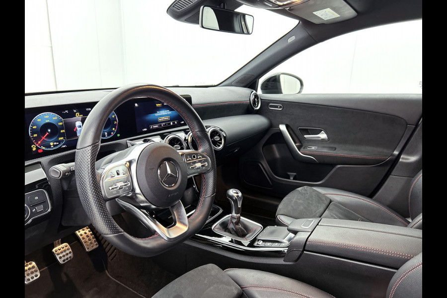 Mercedes-Benz A-Klasse 160 Business Solution AMG 5 Spaaks lichtmetalen velgen AMG | MUBX wide screen | Navigatie | Parking support met camera achter | Inclusief 24 maanden MB Certified garantie voor Europa.
