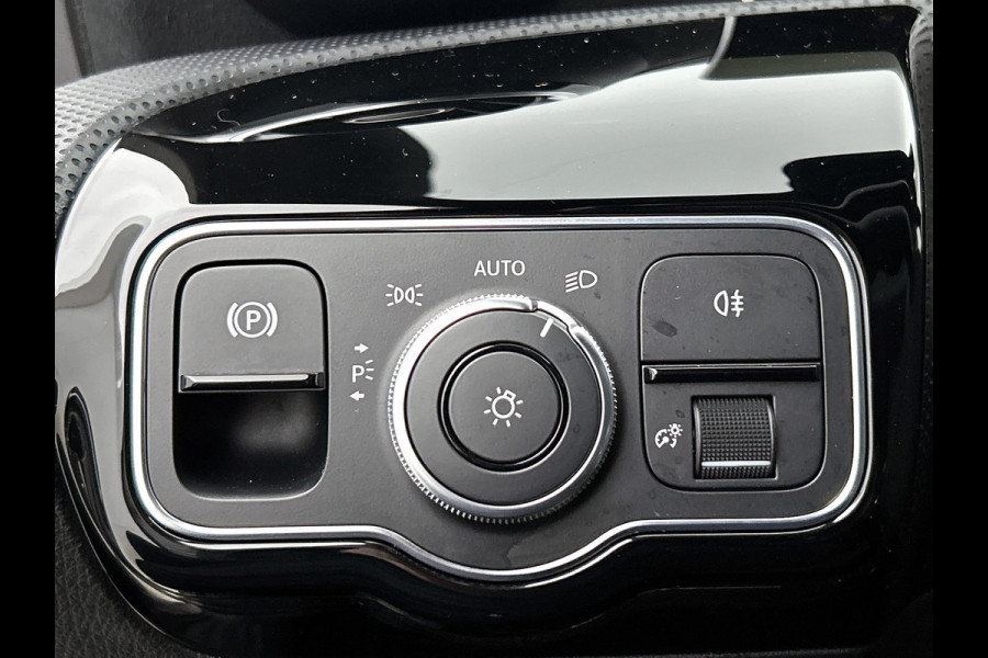 Mercedes-Benz A-Klasse 160 Business Solution AMG 5 Spaaks lichtmetalen velgen AMG | MUBX wide screen | Navigatie | Parking support met camera achter | Inclusief 24 maanden MB Certified garantie voor Europa.