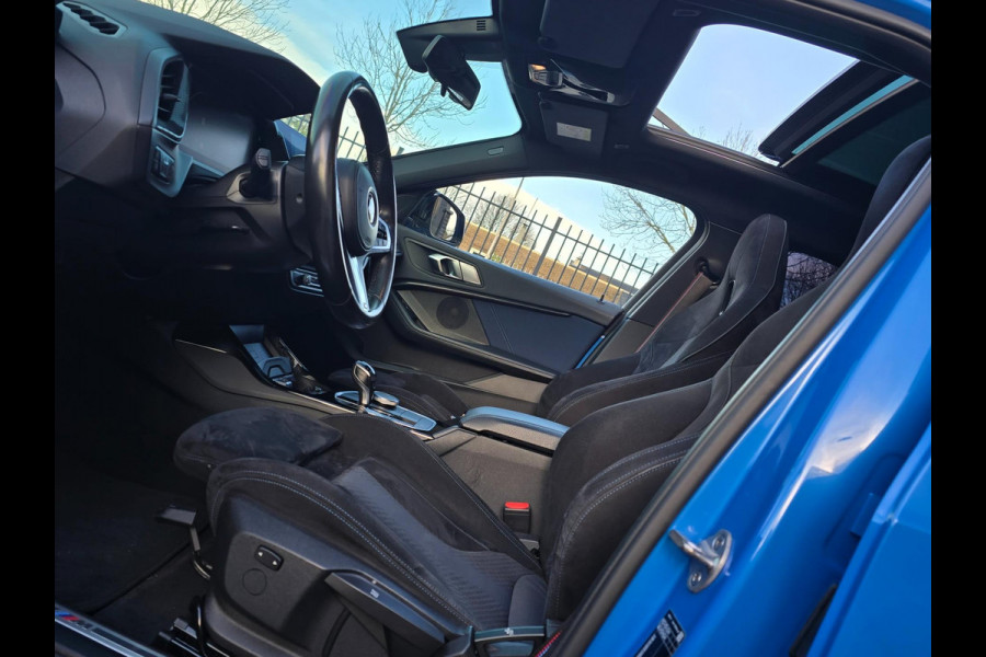 BMW 1-serie 118i M Line / AUT / NAP / Navi / Camera / M Interieur / Cruise Control / Open Panoramadak / Led / Pdc / 19 Inch