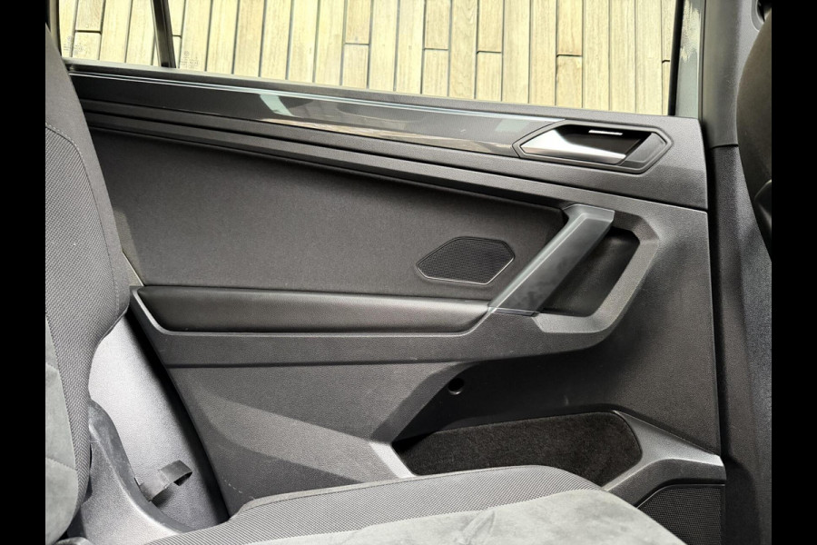 Volkswagen Tiguan Allspace 1.5 TSI R-line 7-persoons Automaat | Panoramadak | DCC Mode Selection | Stoelverwarming | LED verlichting | Spiegels elektrisch