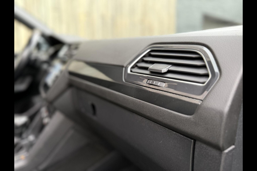 Volkswagen Tiguan Allspace 1.5 TSI R-line 7-persoons Automaat | Panoramadak | DCC Mode Selection | Stoelverwarming | LED verlichting | Spiegels elektrisch