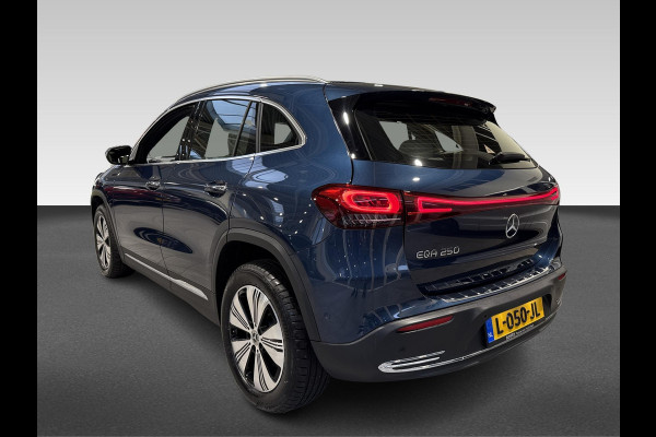 Mercedes-Benz EQA 250 Business Solution Luxury 67 kWh Panoramadak | leder