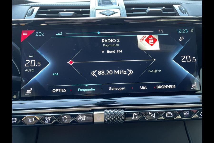 DS Ds 7 Crossback 300pk 4x4 Rivoli (Elektrisch Schuifdak - Leder incl verwarming/koeling/massage/geheugen - Trekhaak - Focal Electra - Elektrische