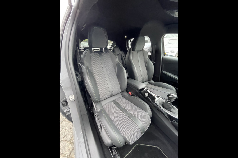 Peugeot 208 100pk GT (Camera - Keyless Entry - Parkeersensoren V+A - LED - i-cockpit - Automatische Airco - Navigatie - Apple Carplay)