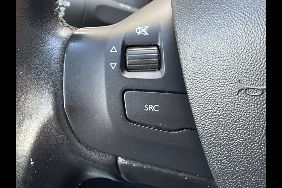 Peugeot 2008 130pk Allure (Navigatie - Automatische Airco - Apple Carplay - Parkeersensoren - Lichtmetalen velgen)