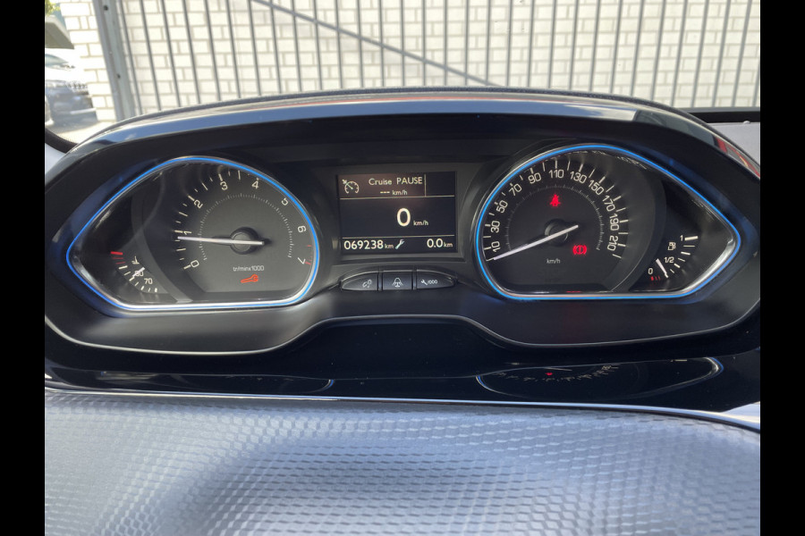 Peugeot 2008 130pk Allure (Navigatie - Automatische Airco - Apple Carplay - Parkeersensoren - Lichtmetalen velgen)