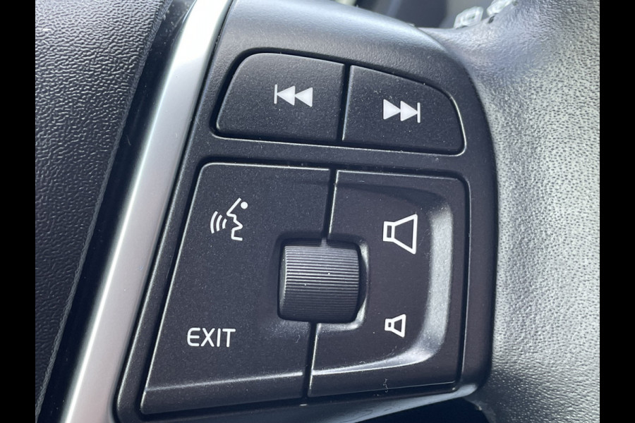 Volvo V40 2.0 D2 Luxury (Camera - LED - Stoelverwarming - Parkeersensoren V+A - Automatische Airco - Navigatie - 17"incl 4S)