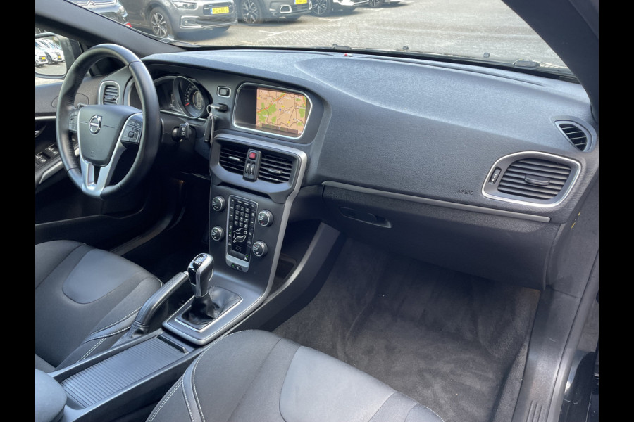 Volvo V40 2.0 D2 Luxury (Camera - LED - Stoelverwarming - Parkeersensoren V+A - Automatische Airco - Navigatie - 17"incl 4S)