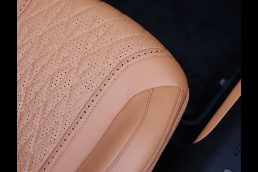 Aston Martin DB12 Volante 4.0 V8 | Green over tan - B&W