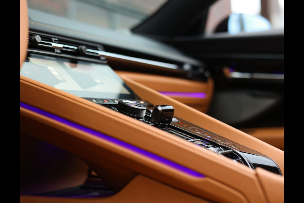 Aston Martin DB12 Volante 4.0 V8 | Green over tan - B&W