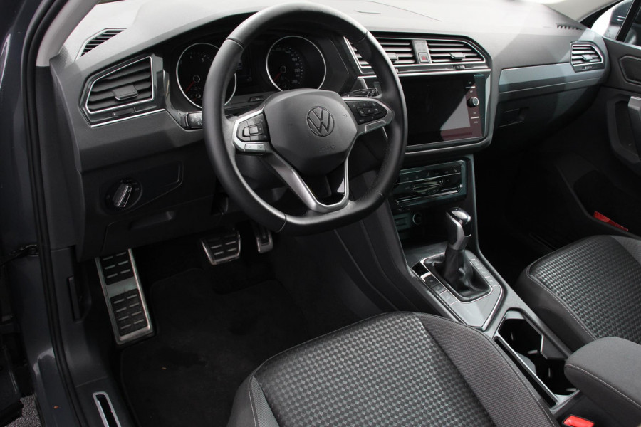 Volkswagen Tiguan 1.5 TSI DSG Active | Navigatie | App connect Wireless | Adaptive Cruise Control | Travel Assist | Parkeersensoren | Camera | Park Assist | Stoel- en stuurverwarming | Elektrische achterklep | Virtual Cockpit | Inductielader