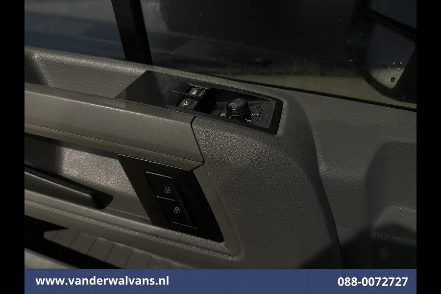 Volkswagen Crafter 2.0 TDI 141pk L3H3 (L2H2) Euro6 Airco | Massagestoel | Camera | Apple Carplay | Cruisecontrol Chauffeursstoel, Android Auto, 2800kg trekvermogen