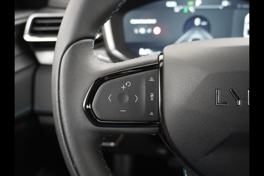 Lynk & Co 01 1.5 PHEV AUT-7 261pk Pano-Schuifdak Lmv 20" 360°Camera Zwarte hemel bekleding Apple Carplay Android Auto Adap.Cruise Navi Pdc Ec Elek.Memory.Stoel File assistent Dodehoek detector Elektrisch bedienbare achterklep Rijstrooksensor Wifi Verkeersbord detectie 425Nm koppel 3,7kw laadvermogen €44.880 Nieuwprijs 1e Eigenaar Origineel NLse auto!