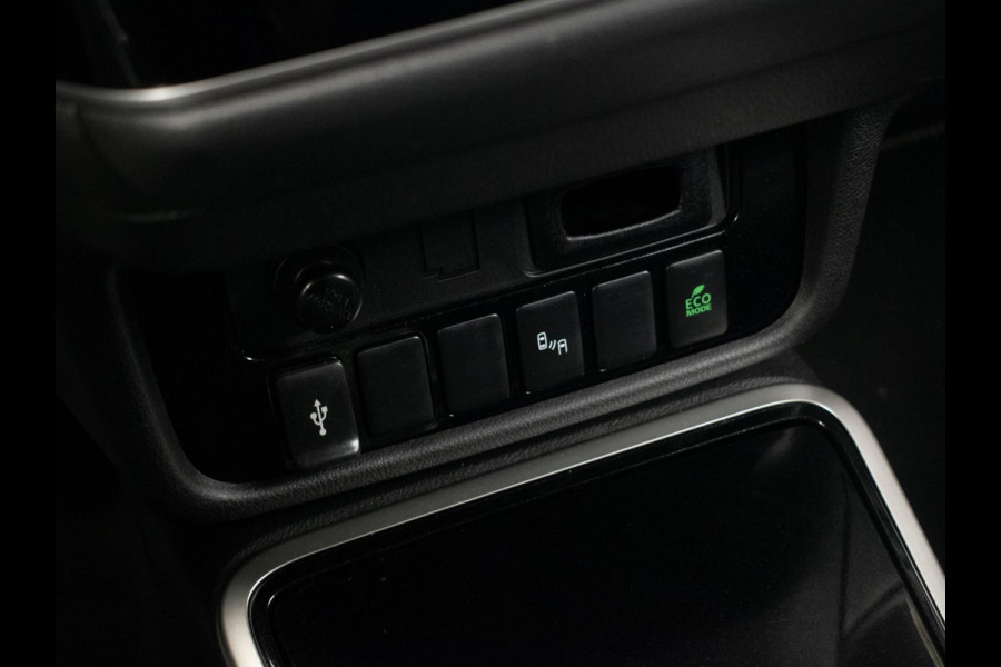 Mitsubishi Outlander 2.4 PHEV Intense Sport (APPLECARPLAY,CAMERA,PDC,STOELVERWARMING,CRUISE,SPORTSTOELEN,LM VELGEN,NETTE STAAT)