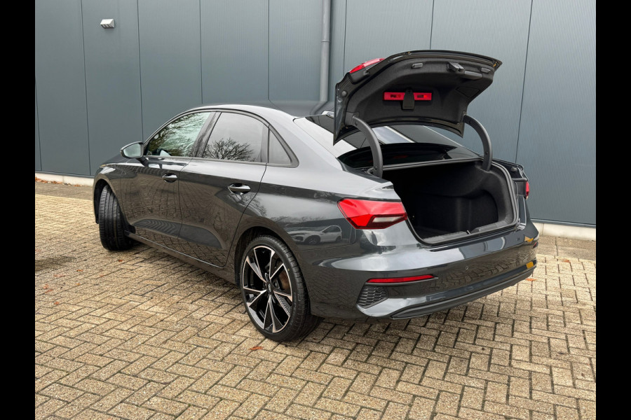 Audi A3 Limousine 30 TFSI Automaat * Carplay * Optiek Zwart * Parkeersensoren *