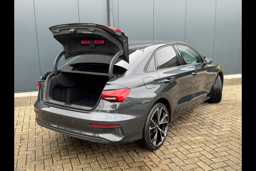 Audi A3 Limousine 30 TFSI Automaat * Carplay * Optiek Zwart * Parkeersensoren *