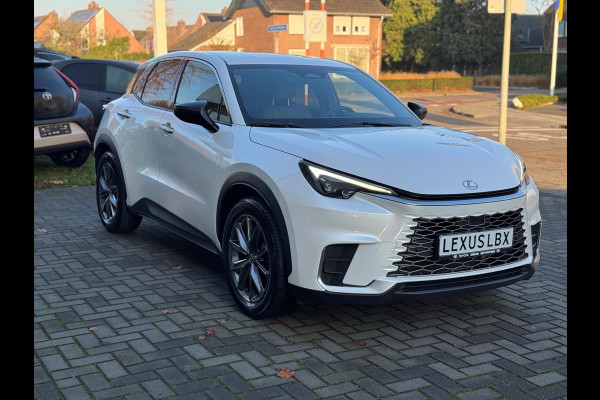 Lexus LBX 1.5 Hybrid Elegant | Leer, Privacy Glass, Stoel + Stuurverwarming, Dodehoekherkenning, Parkeersensoren, 18 inch