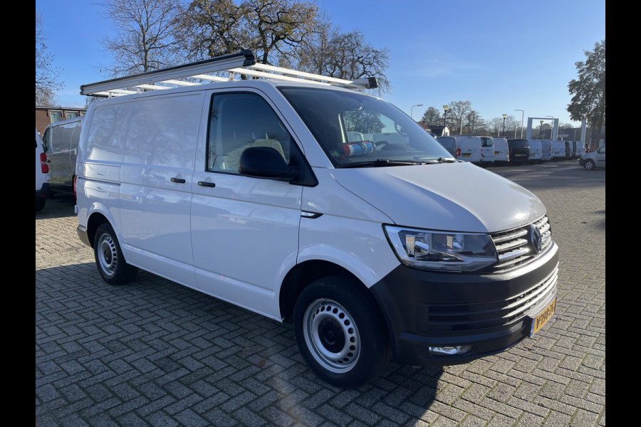 Volkswagen Transporter 2.0 TDI 102pk L1H1 Comfortline / vaste prijs rijklaar € 14.950 ex btw / bpm vrij / euro 6 diesel / Bott ingerichte laadruimte / airco / cruise / imperial / trekhaak !