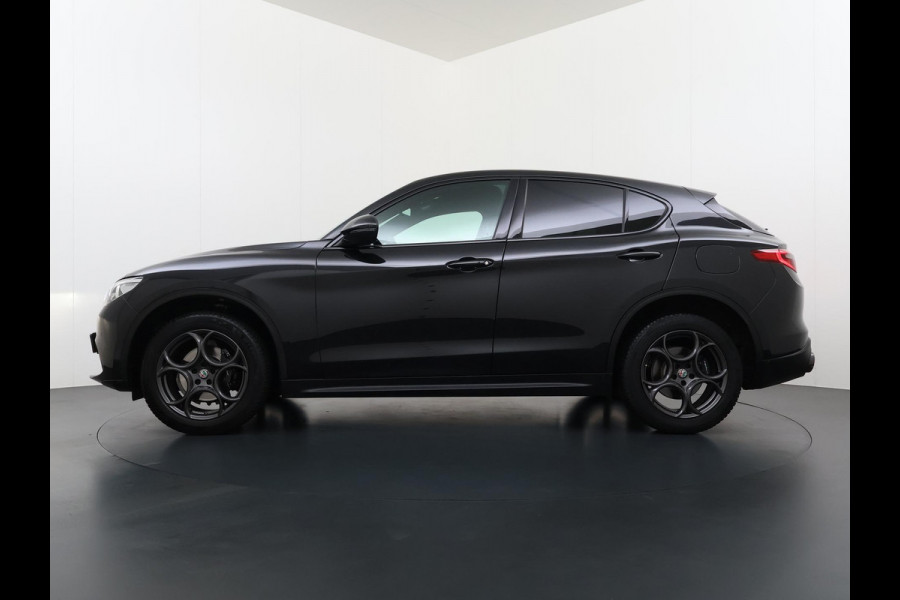 Alfa Romeo Stelvio 2.0 T AWD Super Q4 VAN: 33.900,- VOOR 30.877,- UW EINDEJAARSVOORDEEL: 3.023,- | BOMVOL| STOEL/ STUURVERW.| ELEK. ACHTERKLEP| CAMERA| MEM. STOEL| DODE HOEK| APPLE CARPLAY|
