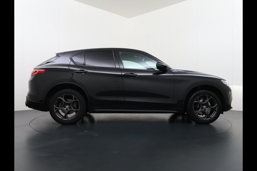 Alfa Romeo Stelvio 2.0 T AWD Super Q4 VAN: 33.900,- VOOR 30.877,- UW EINDEJAARSVOORDEEL: 3.023,- | BOMVOL| STOEL/ STUURVERW.| ELEK. ACHTERKLEP| CAMERA| MEM. STOEL| DODE HOEK| APPLE CARPLAY|