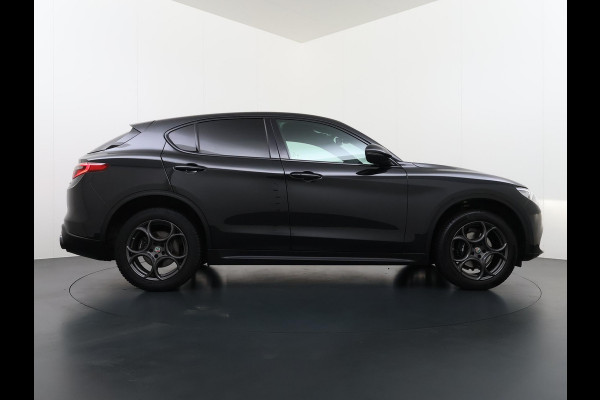 Alfa Romeo Stelvio 2.0 T AWD Super Q4 VAN: 33.900,- VOOR 30.877,- UW EINDEJAARSVOORDEEL: 3.023,- | BOMVOL| STOEL/ STUURVERW.| ELEK. ACHTERKLEP| CAMERA| MEM. STOEL| DODE HOEK| APPLE CARPLAY|