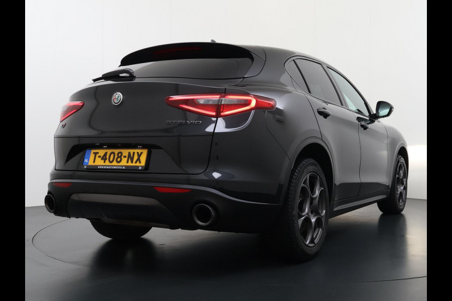 Alfa Romeo Stelvio 2.0 T AWD Super Q4 VAN: 33.900,- VOOR 30.877,- UW EINDEJAARSVOORDEEL: 3.023,- | BOMVOL| STOEL/ STUURVERW.| ELEK. ACHTERKLEP| CAMERA| MEM. STOEL| DODE HOEK| APPLE CARPLAY|