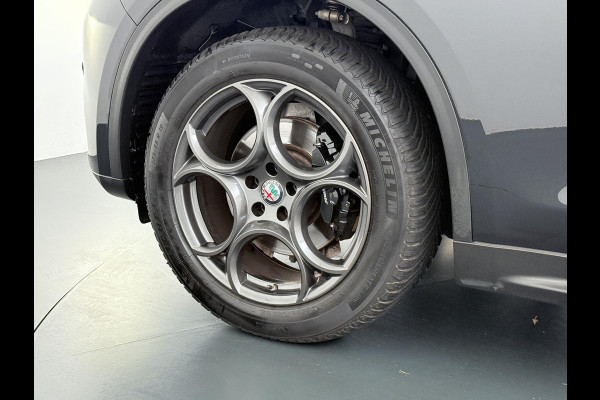 Alfa Romeo Stelvio 2.0 T AWD Super Q4 VAN: 33.900,- VOOR 30.877,- UW EINDEJAARSVOORDEEL: 3.023,- | BOMVOL| STOEL/ STUURVERW.| ELEK. ACHTERKLEP| CAMERA| MEM. STOEL| DODE HOEK| APPLE CARPLAY|