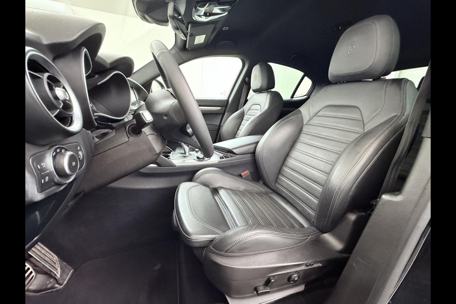 Alfa Romeo Stelvio 2.0 T AWD Super Q4 VAN: 33.900,- VOOR 30.877,- UW EINDEJAARSVOORDEEL: 3.023,- | BOMVOL| STOEL/ STUURVERW.| ELEK. ACHTERKLEP| CAMERA| MEM. STOEL| DODE HOEK| APPLE CARPLAY|