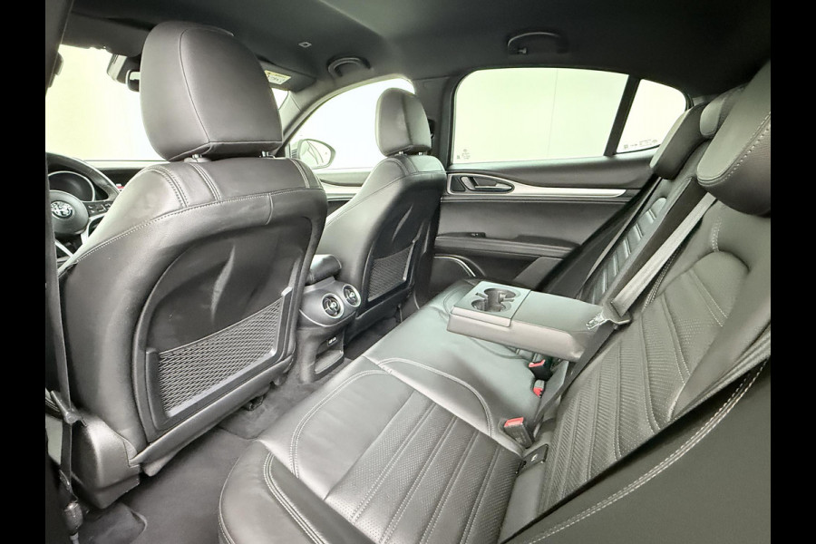 Alfa Romeo Stelvio 2.0 T AWD Super Q4 VAN: 33.900,- VOOR 30.877,- UW EINDEJAARSVOORDEEL: 3.023,- | BOMVOL| STOEL/ STUURVERW.| ELEK. ACHTERKLEP| CAMERA| MEM. STOEL| DODE HOEK| APPLE CARPLAY|