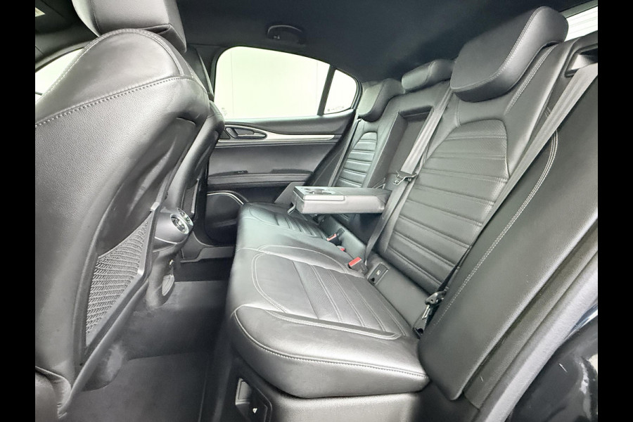 Alfa Romeo Stelvio 2.0 T AWD Super Q4 VAN: 33.900,- VOOR 30.877,- UW EINDEJAARSVOORDEEL: 3.023,- | BOMVOL| STOEL/ STUURVERW.| ELEK. ACHTERKLEP| CAMERA| MEM. STOEL| DODE HOEK| APPLE CARPLAY|