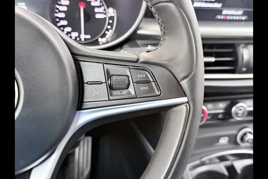 Alfa Romeo Stelvio 2.0 T AWD Super Q4 VAN: 33.900,- VOOR 30.877,- UW EINDEJAARSVOORDEEL: 3.023,- | BOMVOL| STOEL/ STUURVERW.| ELEK. ACHTERKLEP| CAMERA| MEM. STOEL| DODE HOEK| APPLE CARPLAY|