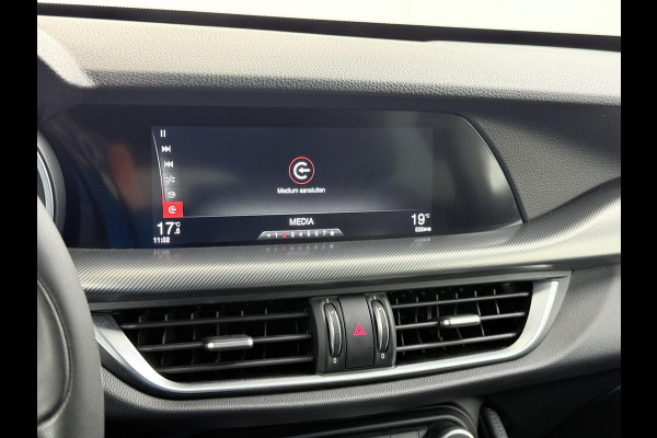 Alfa Romeo Stelvio 2.0 T AWD Super Q4 VAN: 33.900,- VOOR 30.877,- UW EINDEJAARSVOORDEEL: 3.023,- | BOMVOL| STOEL/ STUURVERW.| ELEK. ACHTERKLEP| CAMERA| MEM. STOEL| DODE HOEK| APPLE CARPLAY|