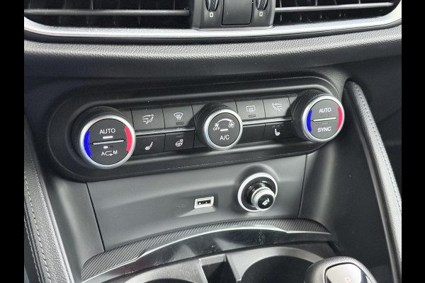 Alfa Romeo Stelvio 2.0 T AWD Super Q4 VAN: 33.900,- VOOR 30.877,- UW EINDEJAARSVOORDEEL: 3.023,- | BOMVOL| STOEL/ STUURVERW.| ELEK. ACHTERKLEP| CAMERA| MEM. STOEL| DODE HOEK| APPLE CARPLAY|