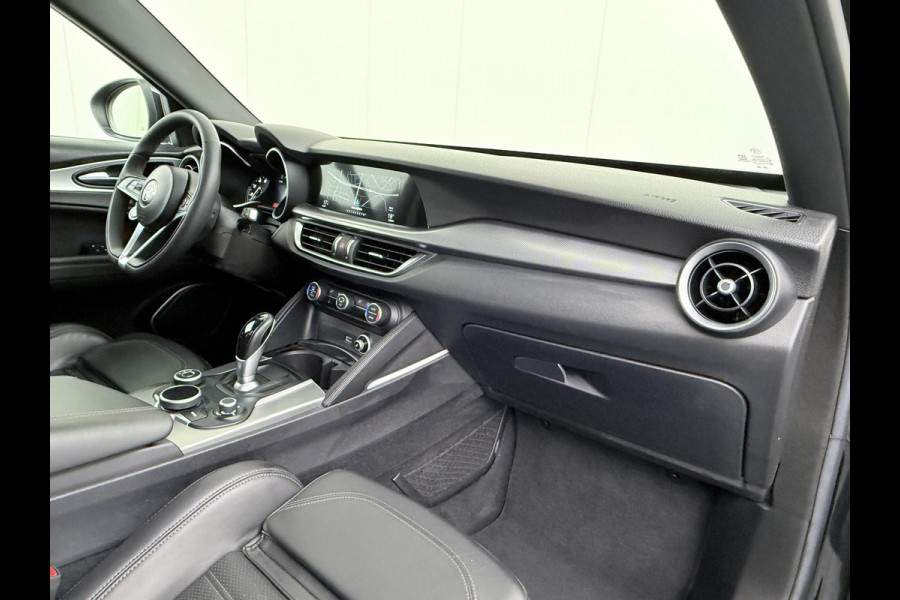 Alfa Romeo Stelvio 2.0 T AWD Super Q4 VAN: 33.900,- VOOR 30.877,- UW EINDEJAARSVOORDEEL: 3.023,- | BOMVOL| STOEL/ STUURVERW.| ELEK. ACHTERKLEP| CAMERA| MEM. STOEL| DODE HOEK| APPLE CARPLAY|