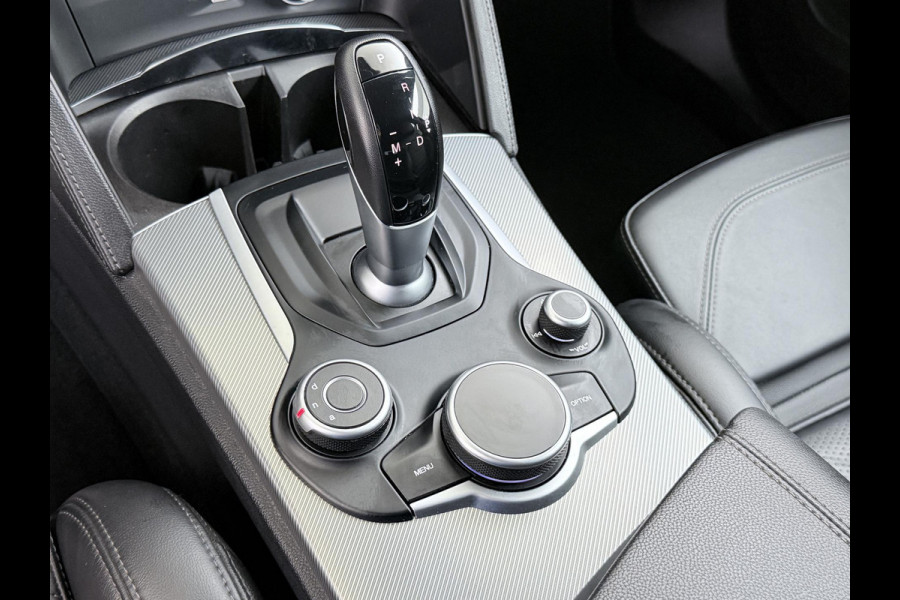 Alfa Romeo Stelvio 2.0 T AWD Super Q4 VAN: 33.900,- VOOR 30.877,- UW EINDEJAARSVOORDEEL: 3.023,- | BOMVOL| STOEL/ STUURVERW.| ELEK. ACHTERKLEP| CAMERA| MEM. STOEL| DODE HOEK| APPLE CARPLAY|