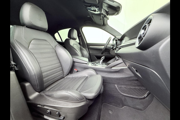 Alfa Romeo Stelvio 2.0 T AWD Super Q4 VAN: 33.900,- VOOR 30.877,- UW EINDEJAARSVOORDEEL: 3.023,- | BOMVOL| STOEL/ STUURVERW.| ELEK. ACHTERKLEP| CAMERA| MEM. STOEL| DODE HOEK| APPLE CARPLAY|
