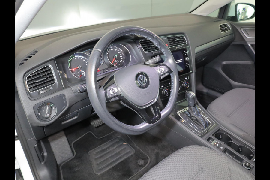 Volkswagen e-Golf E-DITION 136pk | Navi| Parksensors| LM-velgen| LED| SOH91%