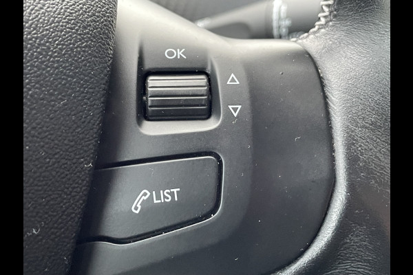 Peugeot 208 82pk Allure (Camera - Automatische Airco - Apple Carplay - Navigatie - Parkeersensoren - Lichtmetalen velgen incl 4S)