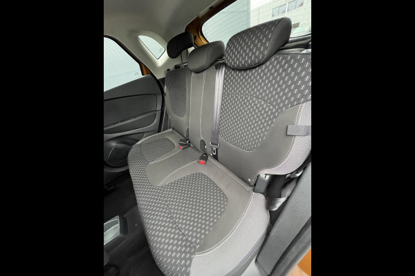 Renault Captur 130pk Intens (Trekhaak - Camera - Parkeersensoren V+A - LED - Keyless Entry - Stoelverwarming - Automatische Airco - Navigatie)